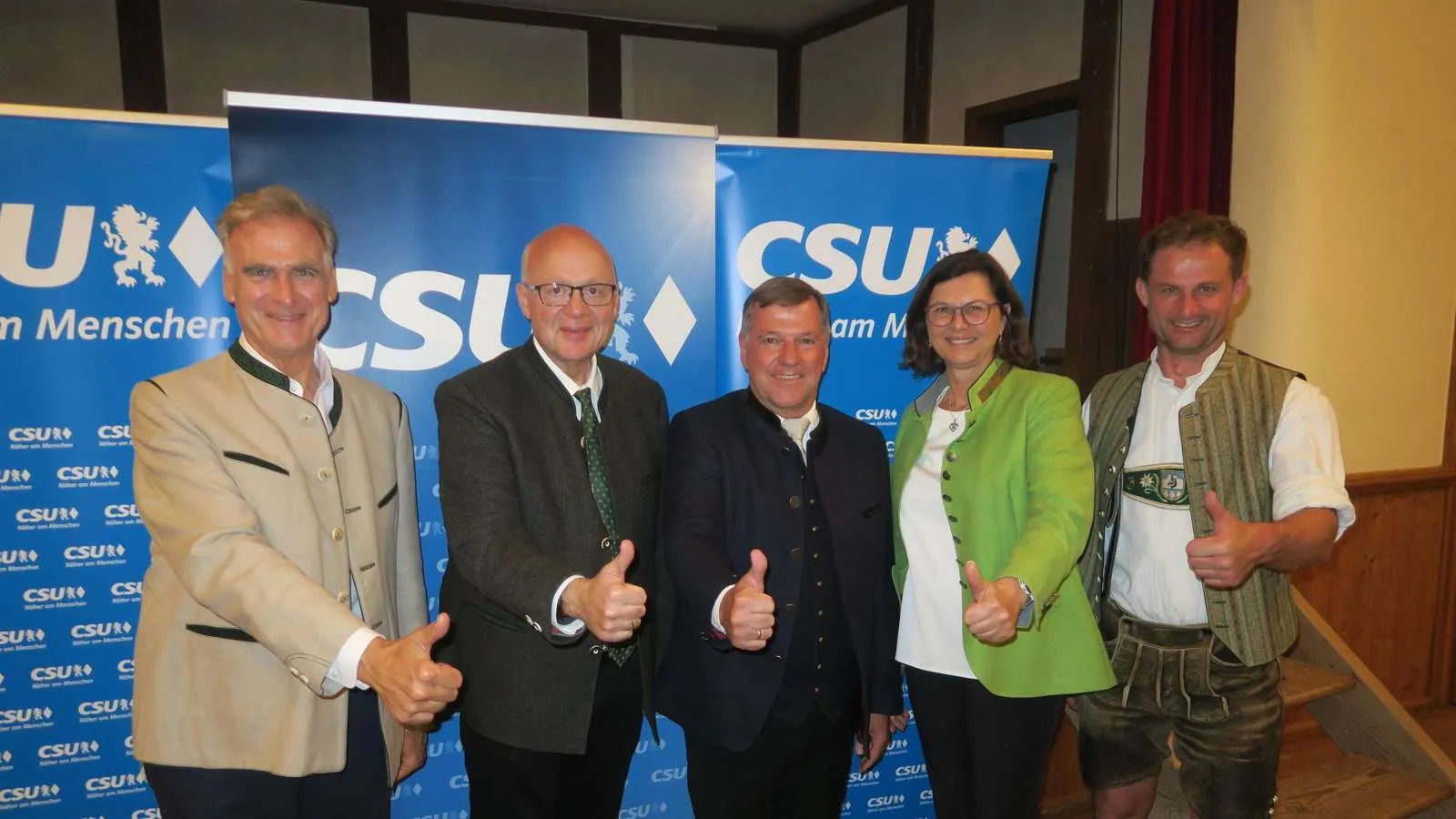 CSU-Veranstaltung: Ilse Aigner und Georg Kittenrainer Seite an Seite mit Daumen hoch vor CSU-Bannern
