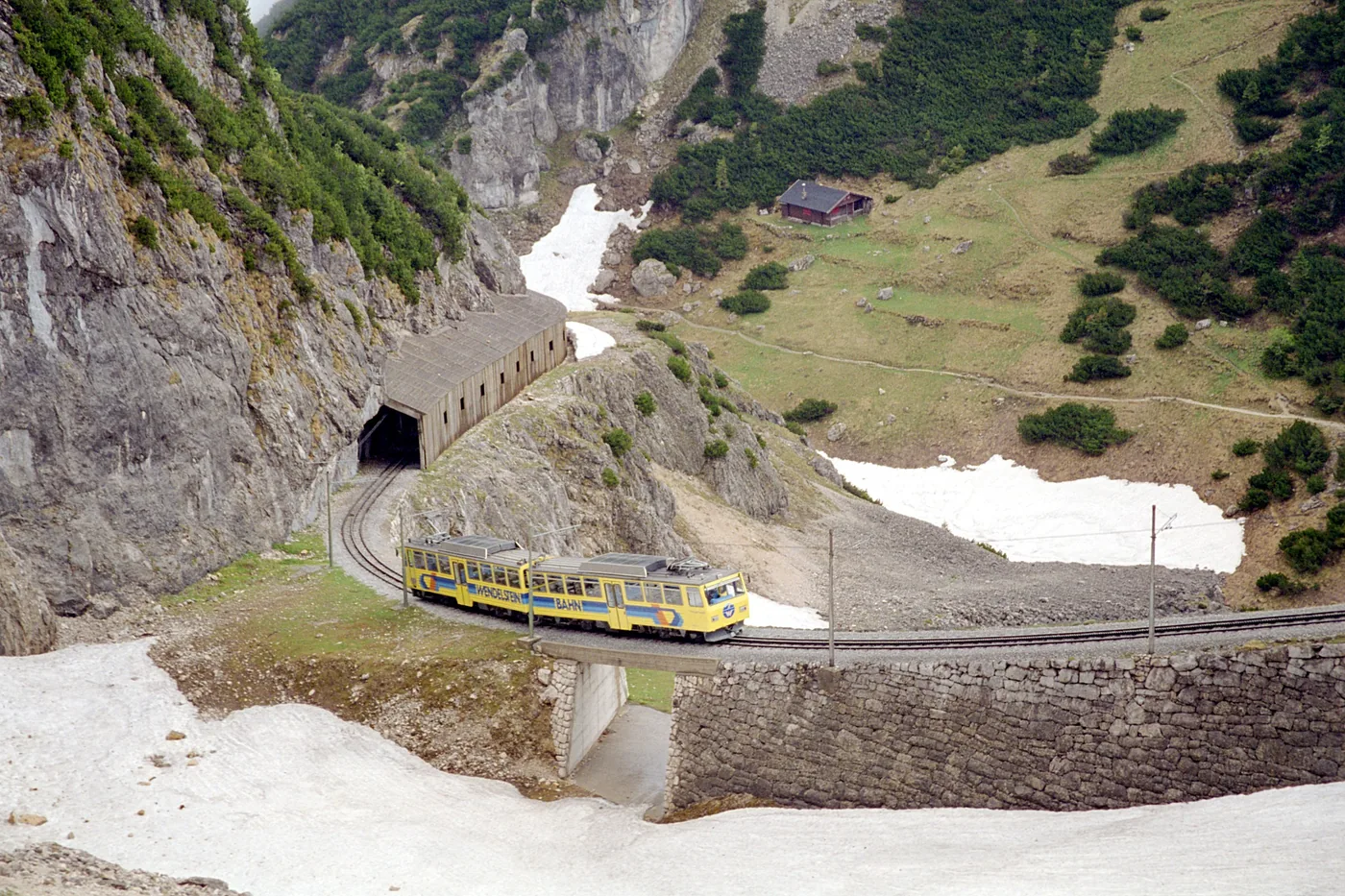 Wendelstein-Zahnradbahn auf der Strecke zwischen den Tunnels &ndash; die &auml;lteste Bergbahn Bayerns